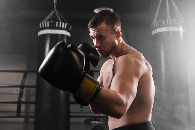Boxer con guantes negros de entrenamiento