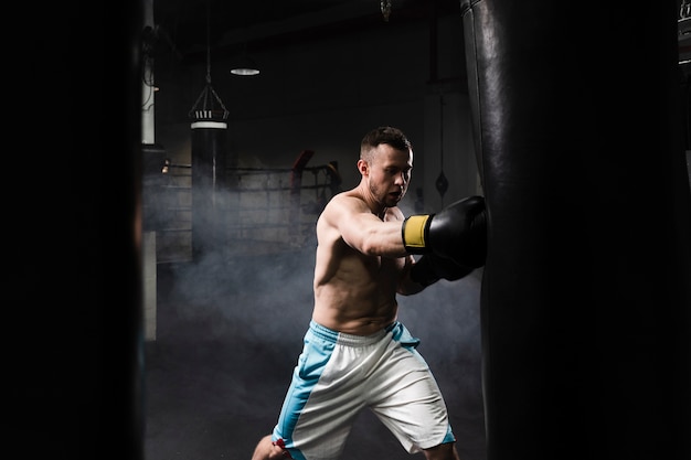 Foto gratuita boxer masculino entrenando para una competencia