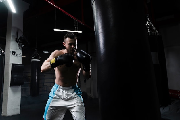 Boxer masculino entrenando para una nueva competencia