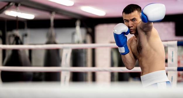 Foto gratuita boxer masculino practicando en el ring