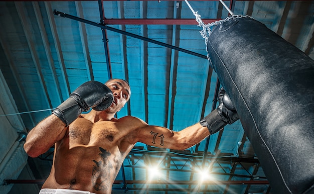 Boxer masculino practicando