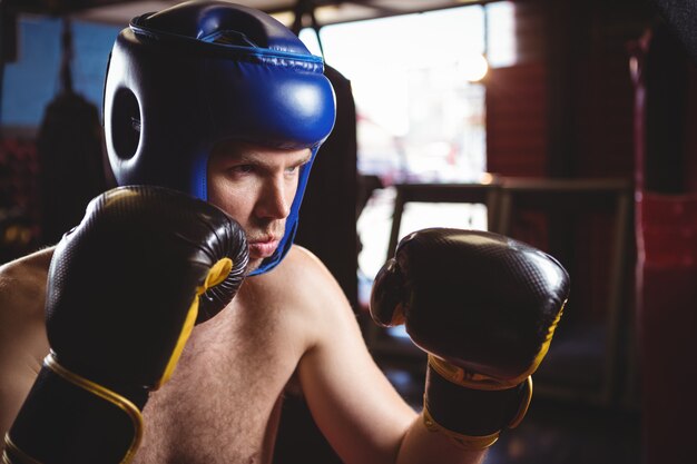 Boxer realizando una postura de boxeo