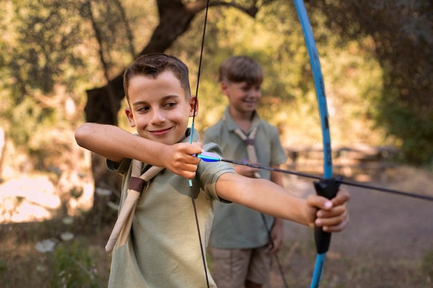 Boy scouts pasando tiempo en la naturaleza