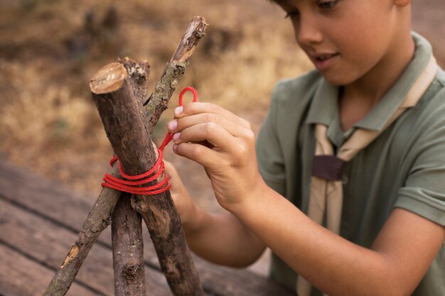 Boy scouts pasando tiempo en la naturaleza