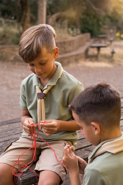 Boy scouts pasando tiempo en la naturaleza