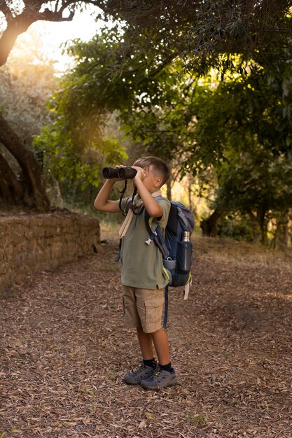 Boy scouts pasando tiempo en la naturaleza