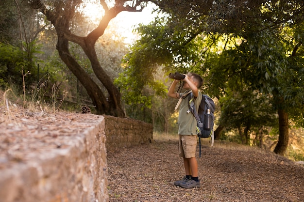 Boy scouts pasando tiempo en la naturaleza