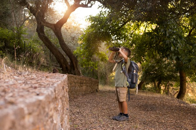 Boy scouts pasando tiempo en la naturaleza