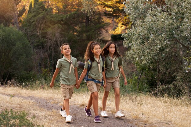 Boy scouts pasando tiempo en la naturaleza