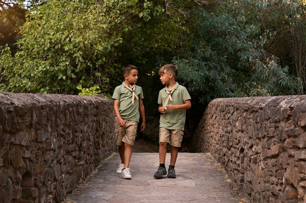 Foto gratuita boy scouts pasando tiempo en la naturaleza