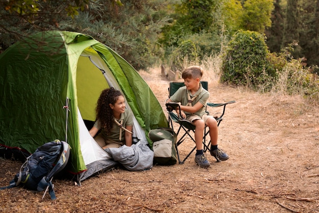 Foto gratuita boy scouts pasando tiempo en la naturaleza