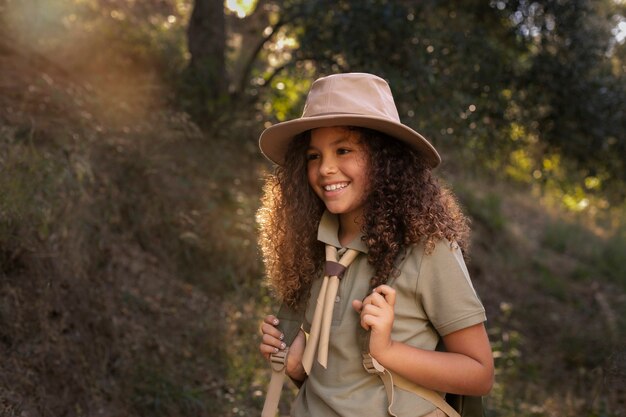 Foto gratuita boy scouts pasando tiempo en la naturaleza