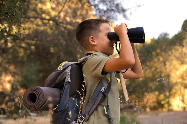 Boy scouts pasando tiempo en la naturaleza