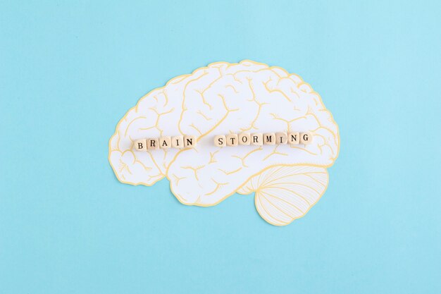 Brain storming bloquea el cerebro blanco sobre fondo azul