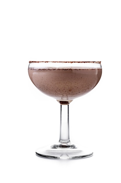 Brandy Alexander cóctel aislado sobre fondo blanco.