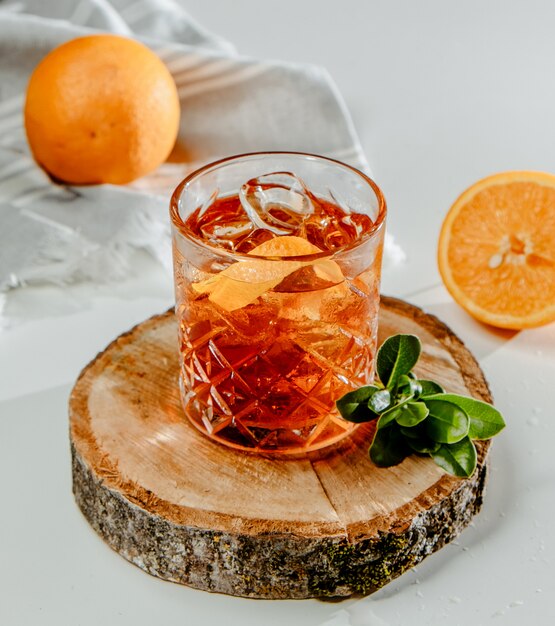 Brandy con hielo y rodaja de naranja