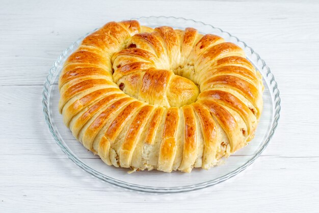 Brazalete de pastelería deliciosa horneada formada dentro de la placa sobre luz, galleta de pastelería dulce azúcar hornea