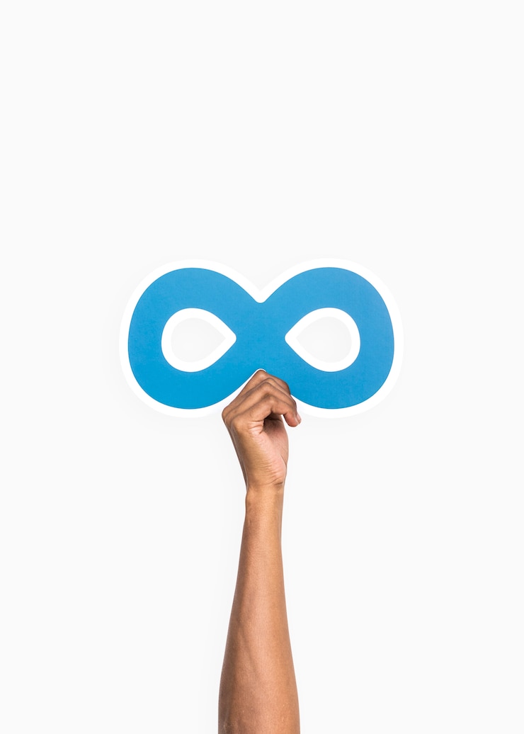 Foto gratuito brazo levantado y sosteniendo el icono de infinito