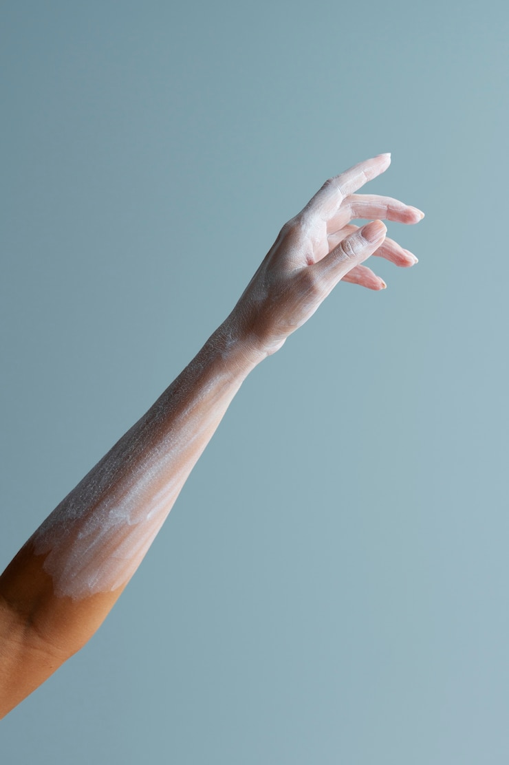 Foto gratuito brazo de mujer con polvo blanco.