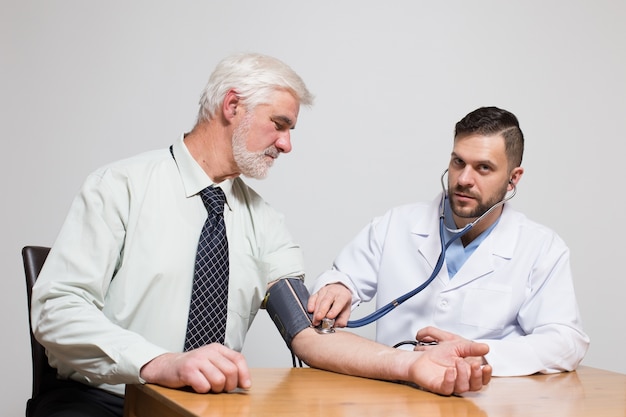 Brazo de presión su mano de pensionista de salud