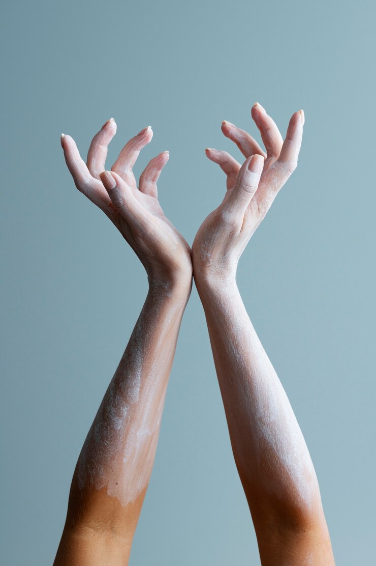 Foto gratuito brazos de mujer con polvo blanco posando