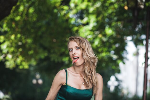 Bridesmaid haciendo caras en la cámara