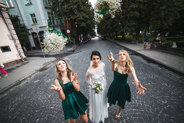 Bridesmaids lanzando ramos