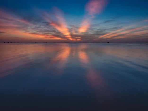 Brillante amanecer con vistas al río Banana hacia la estación de la Fuerza Aérea de Cabo Cañaveral