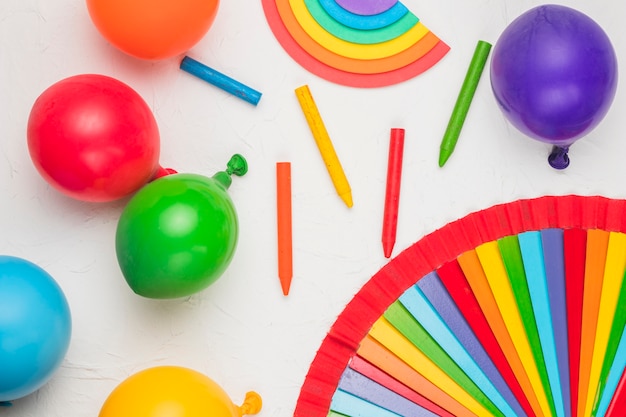 Foto gratuita brillante composición de globos lápices como símbolos lgbt.