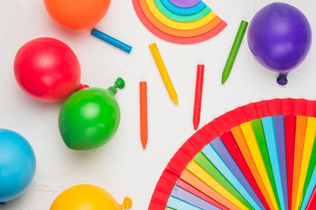 Brillante composición de globos lápices como símbolos LGBT.