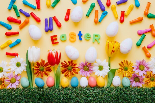 Brillante composición de huevos de Pascua y flores