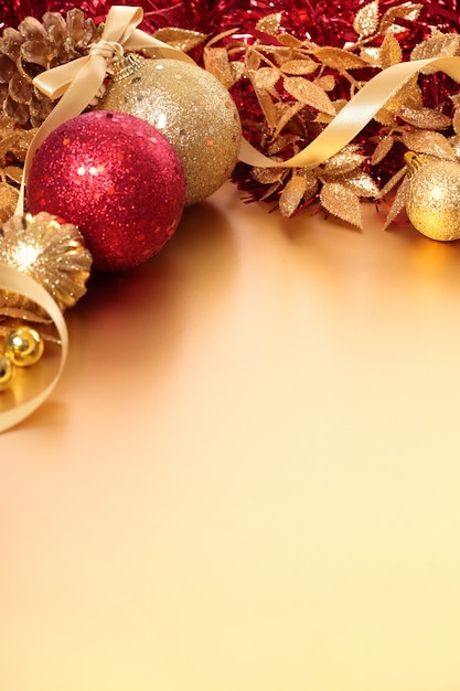 Foto gratuita brillante decoración de navidad con bolas rojas y doradas