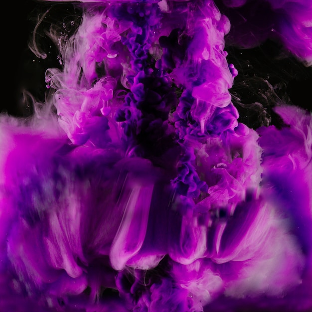 Brillante explosión de tinta púrpura