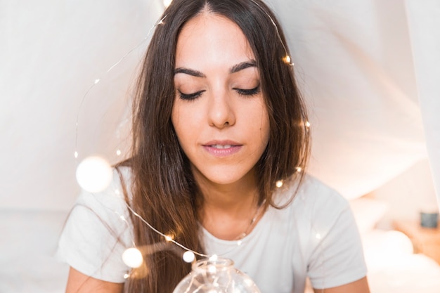 Foto gratuita brillante luz del ferry sobre la cabeza de la joven