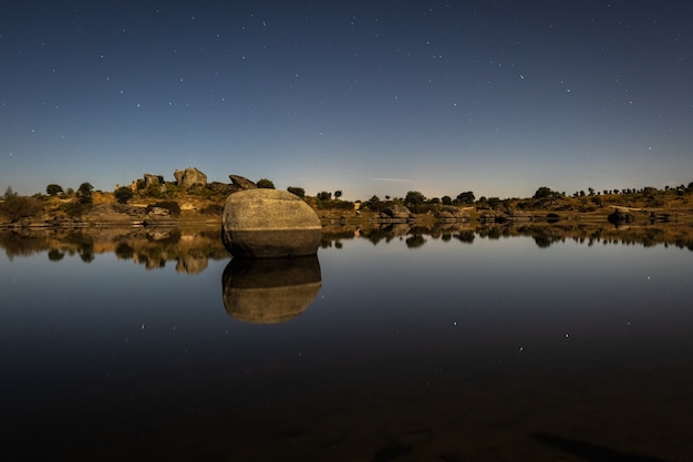 Brillante paisaje nocturno a la luz de la luna en el Área Natural de Barruecos