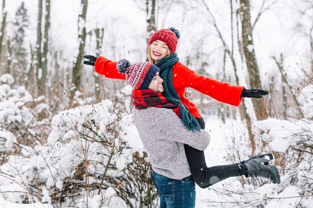 Foto gratuita brillante pareja feliz en invierno