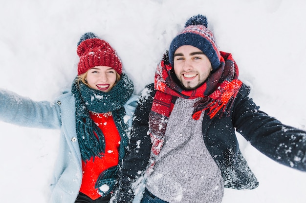 Foto gratuita brillante pareja feliz en la nieve