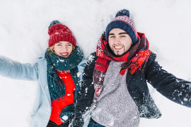 Brillante pareja feliz en la nieve