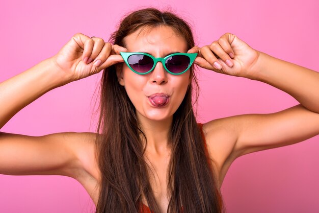 Brillante retrato de mujer joven morena con gafas de sol verde ojo de gato de moda