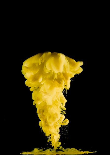 Brillante salpicadura de pigmento amarillo