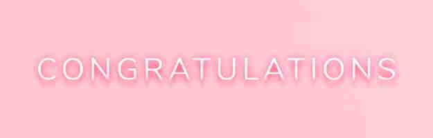 Foto gratuita brillante tipografía de neón felicitaciones sobre un fondo rosa