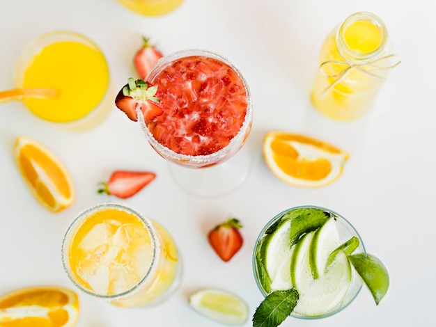 Brillantes bebidas de verano con frutas jugosas.