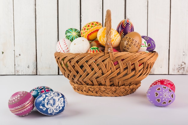 Brillantes coloridos huevos de Pascua en cesta