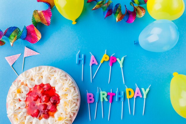 Brillantes decoraciones de cumpleaños y pastel