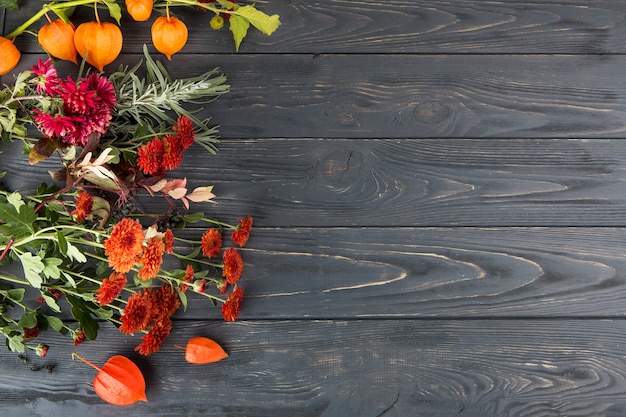 Foto gratuita brillantes flores esparcidas sobre mesa de madera.