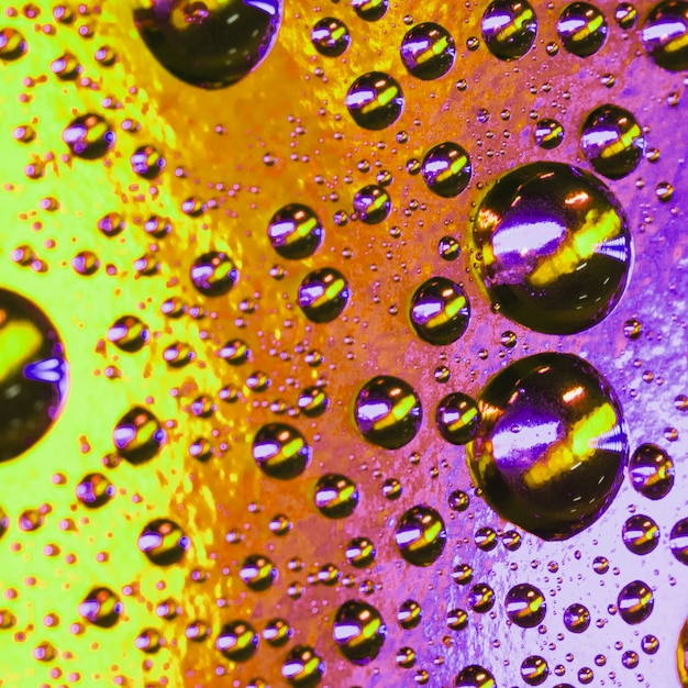 Brillantes gotas de agua abstracta con burbujas