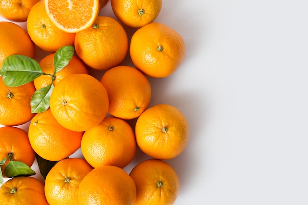 Foto gratuita brillantes jugosas frutas naranjas maduras con hojas