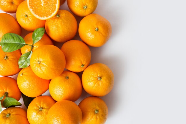 Brillantes jugosas frutas naranjas maduras con hojas