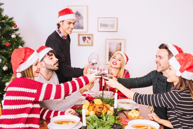 Brindando en cena de navidad