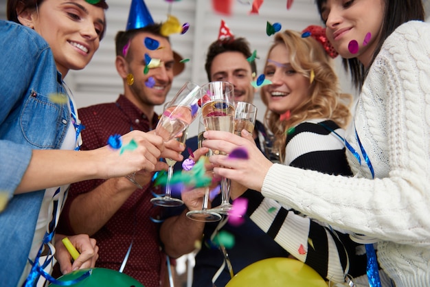 Brindis de celebración en la fiesta de la oficina